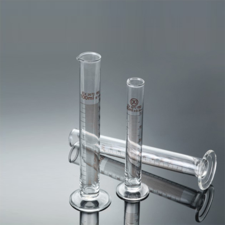 Graduations and ground-in stopper glass measuring cylinder with spout