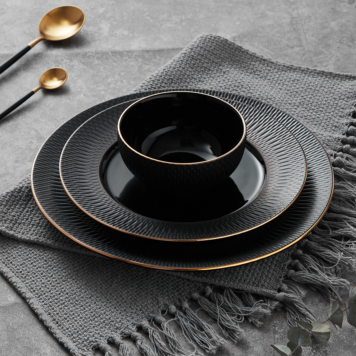 Modern Home Goods Black Glazed Plates Bowl Ceramic Dinnerware Luxury Porcelain Dinne Set with Golden Line