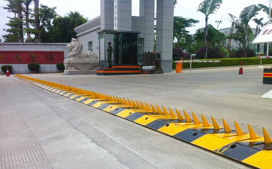 Physical security barrier mechanical 6m retractable spike can be customized color tyre killer