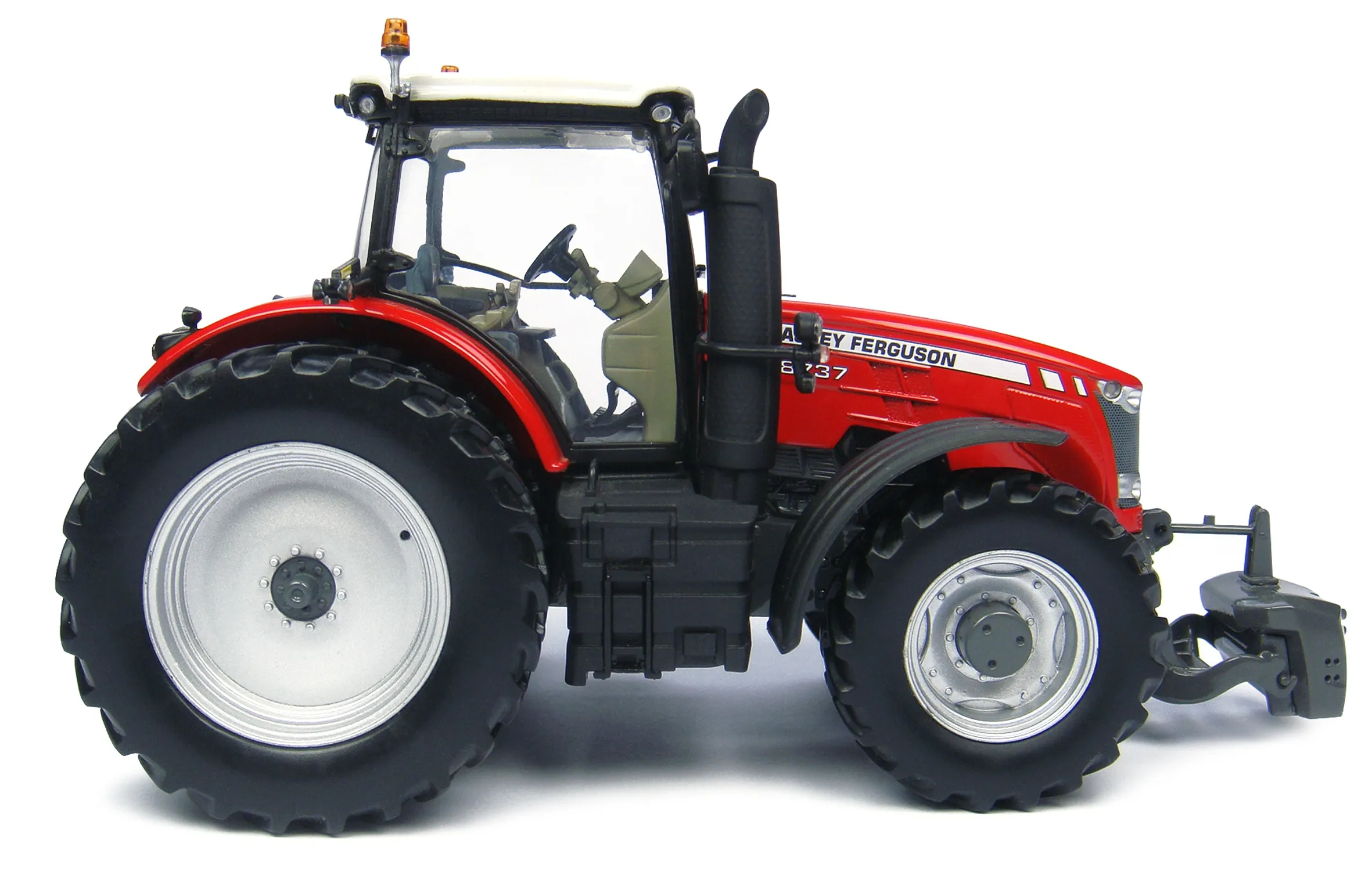 Чистый, достаточно используемый трактор massey ferguson mf 8200 4wd