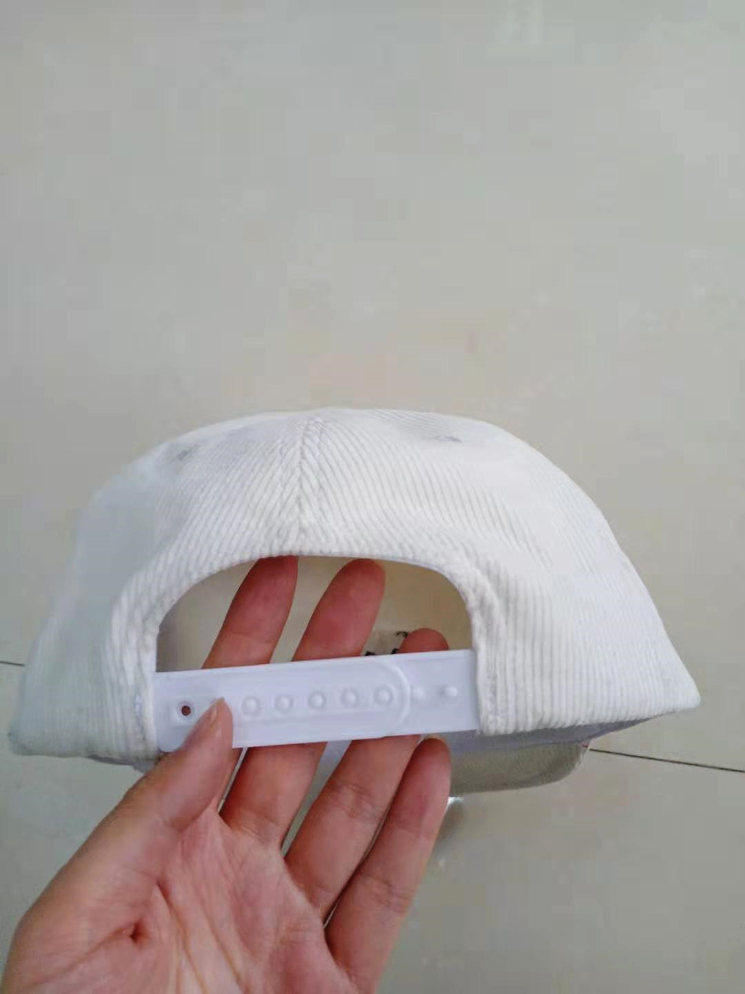 Оптовая продажа Заказная вышивка Вельветовая шапка папа шляпа пластиковая snapback шляпа с веревкой