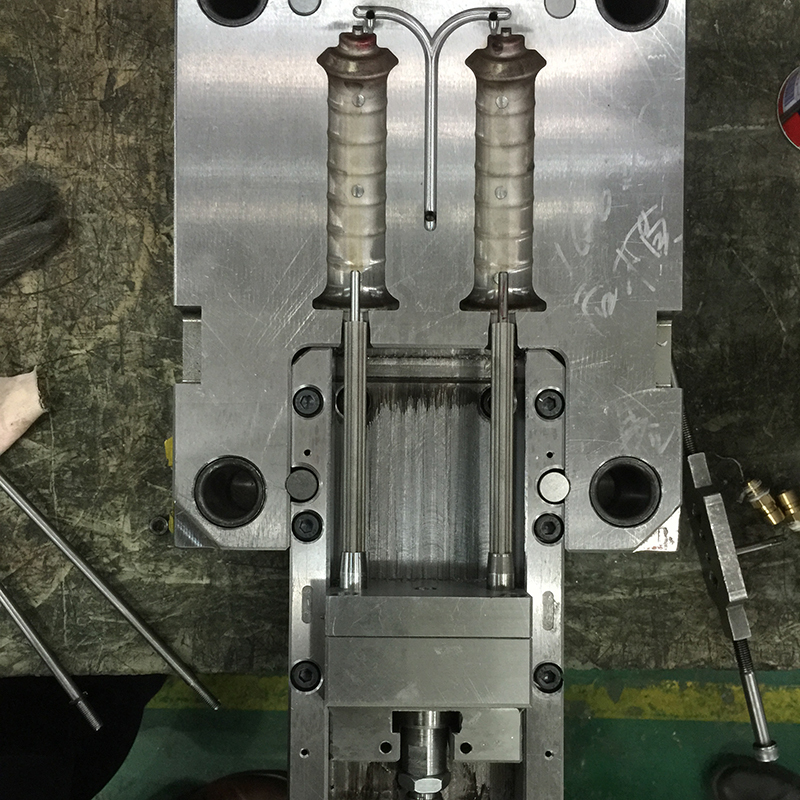 Plastic injection mould manufacture customized car parts plastic Brake Pads Making Machine Hot Press Die Disc Brake Pad Mold