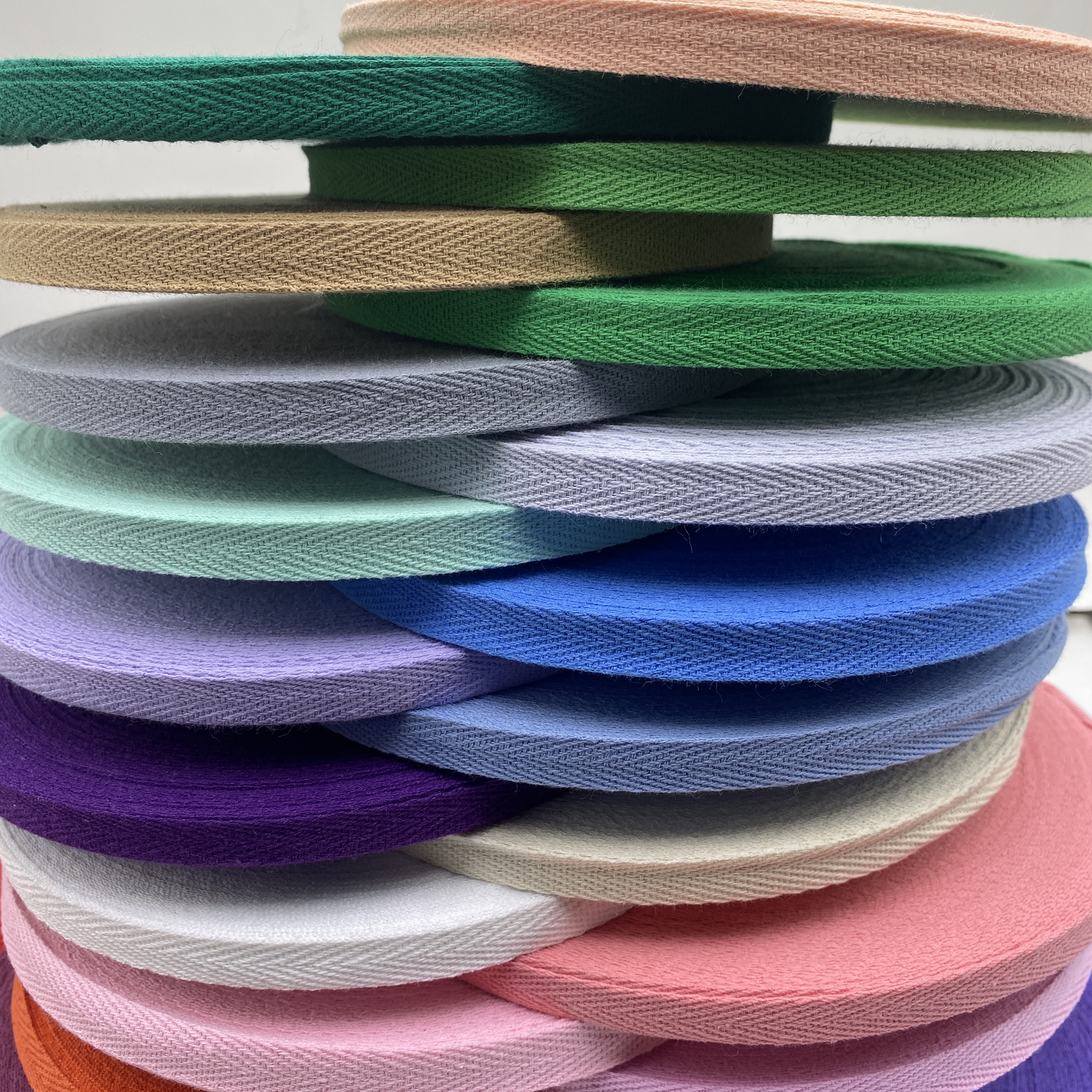 Wholesale10mm20mm25mm2inch 50 мм 100% хлопчатобумажная тканая хлопчатобумажная ткань саржевого переплетения с узором «елочка» лямки лента из алюминиевой фольги, хлопковая тесьма