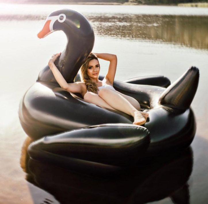 Child Kids Summer Water Play Game Inflatable Swan Shaped Pool Ride-on Swimming Floats
