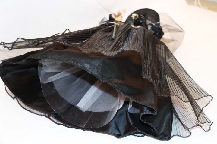 Custom Western Style Festival Poly Halloween Witch Broom Dolls Decorations Decorative Party  Holiday Decoration Supplier