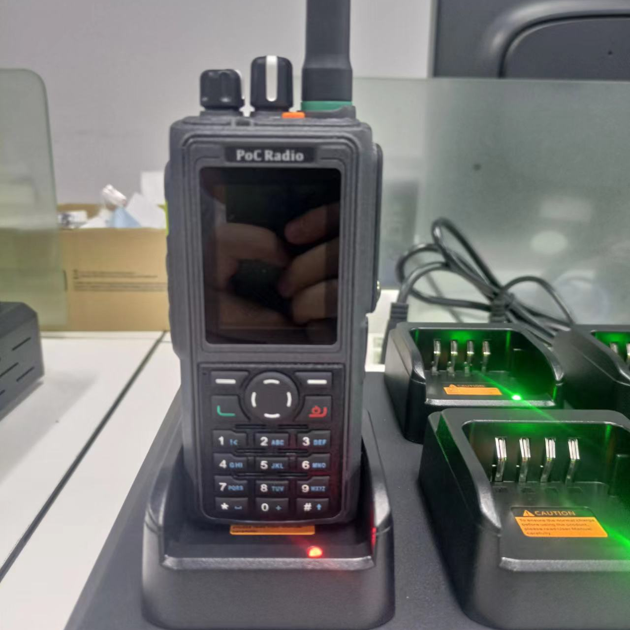 2023 4G POC радио IP67 противовзрывная 2,0 дюймовый экран, система android 7,1 с объективом камеры M6 порт 4G рация pogopin