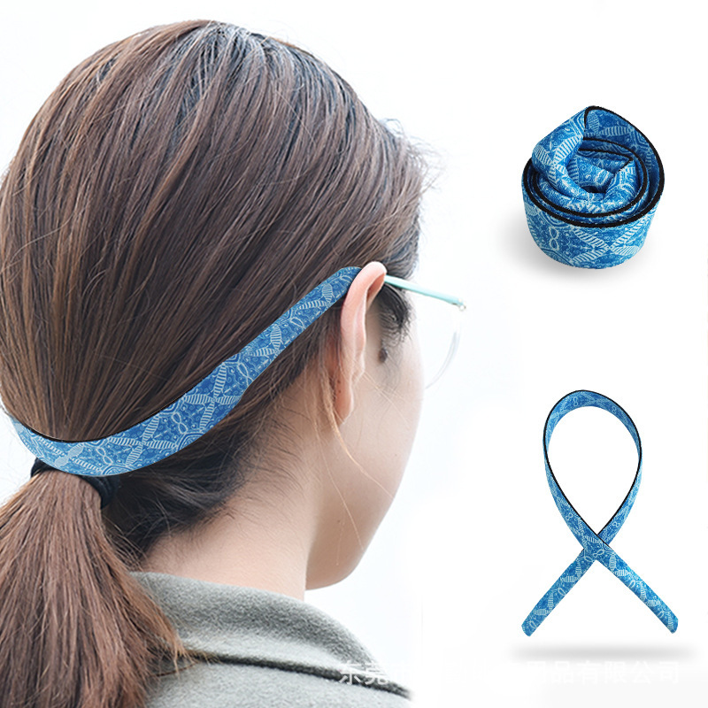 beautiful lanyard with two clips to link the facial glasses for carrying things easily
