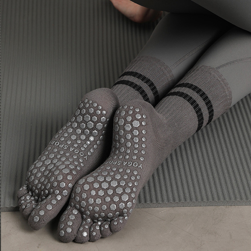 High Quality Custom Logo Grip Yoga Pilates 5 Toe Socks Anti-Slip Five Fingers Socks for Women