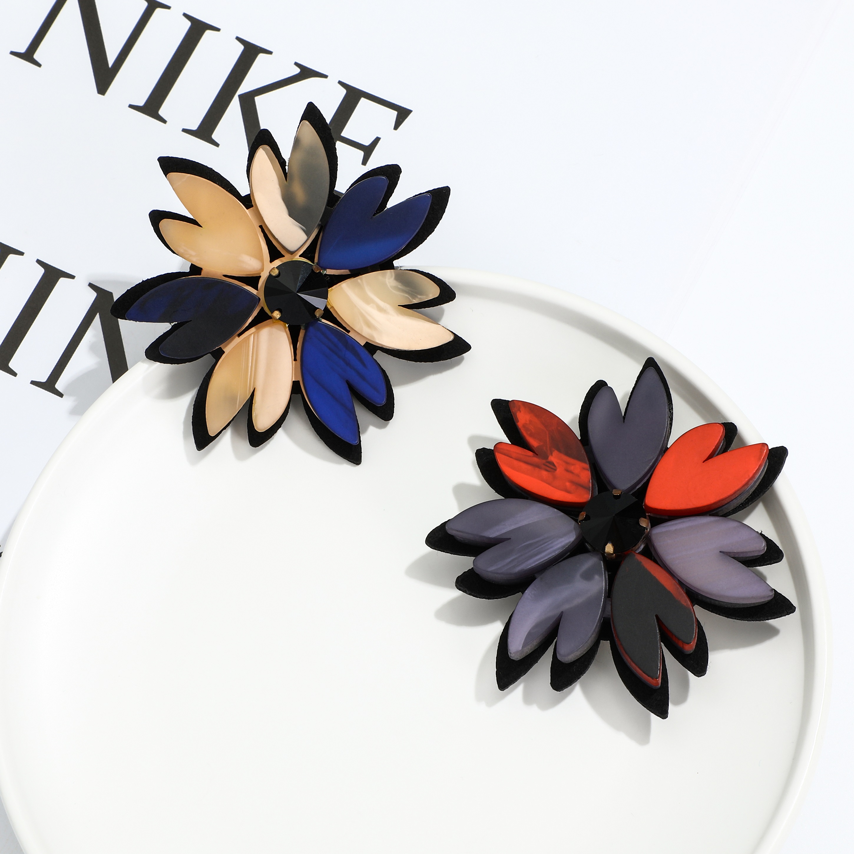 Personalized High Quality Customized Bulk Metal Factory Price Brooch Pins Wholesale Hard Enamel Lapel Pins For Clothing
