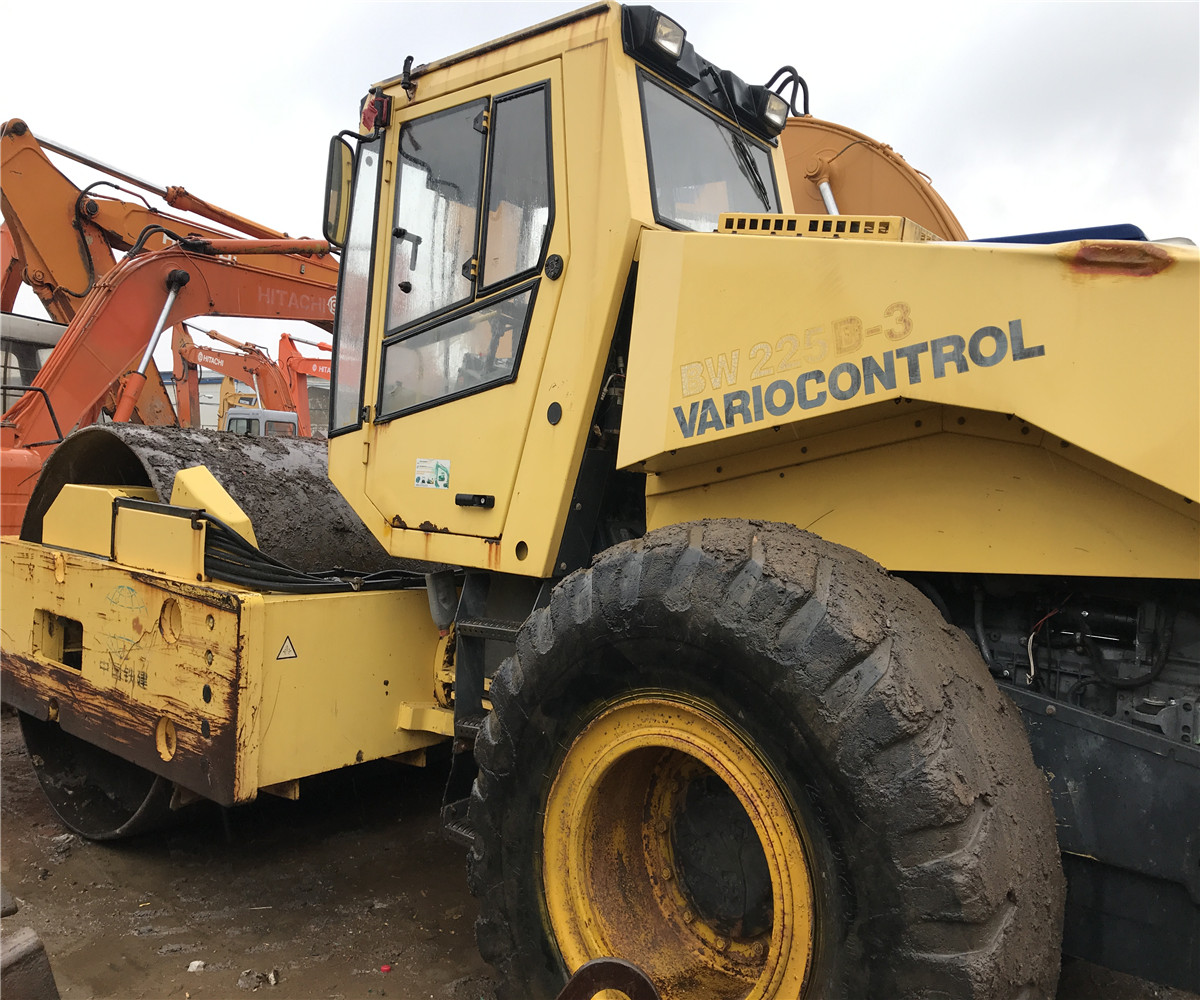 BOMAG BW225D-3 однобарабанные дорожный каток в используемом состоянии