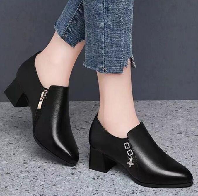 2024 New XuYe Leather Thickened Heels Round Fashion Elegant Boots Women Shoes Black Color Thick Warm Winter Boots For Women