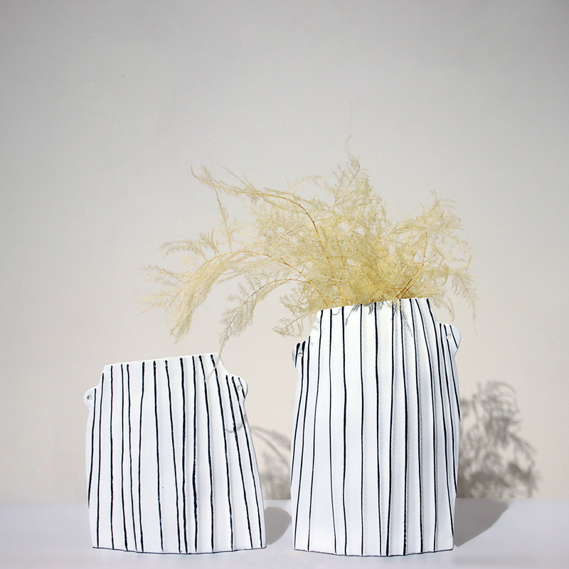 Modern simple black and white striped geometric flower model room restaurant hotel bedroom living room creative home decoration