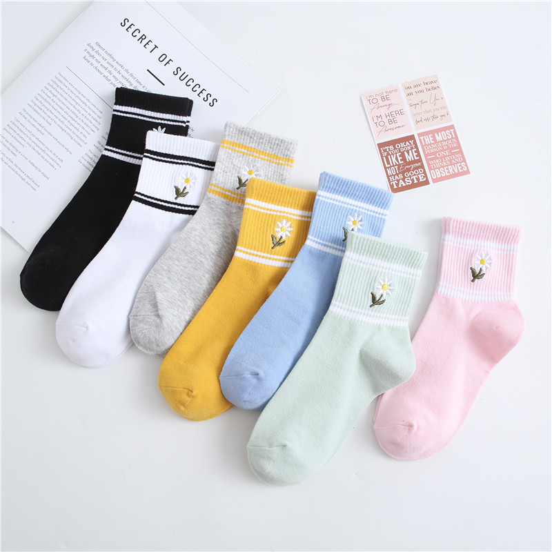 Korea Ladies Spring Bulk Daisy Embroidered Striped Cotton Sock Soft Sporty Crew Socks