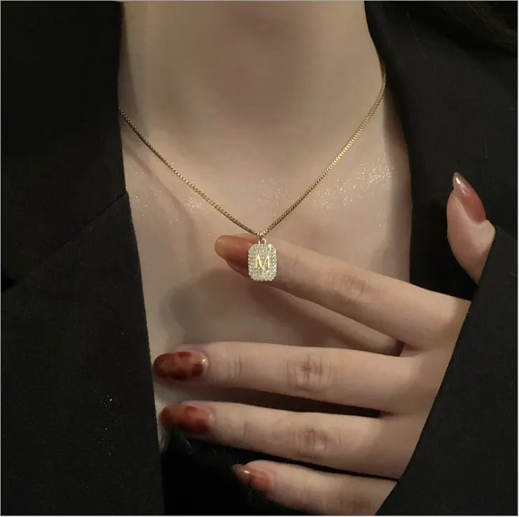 In 2021  the new luxury m-letter necklace is a niche design  and the clavicle chain is a simple temperament pendant.