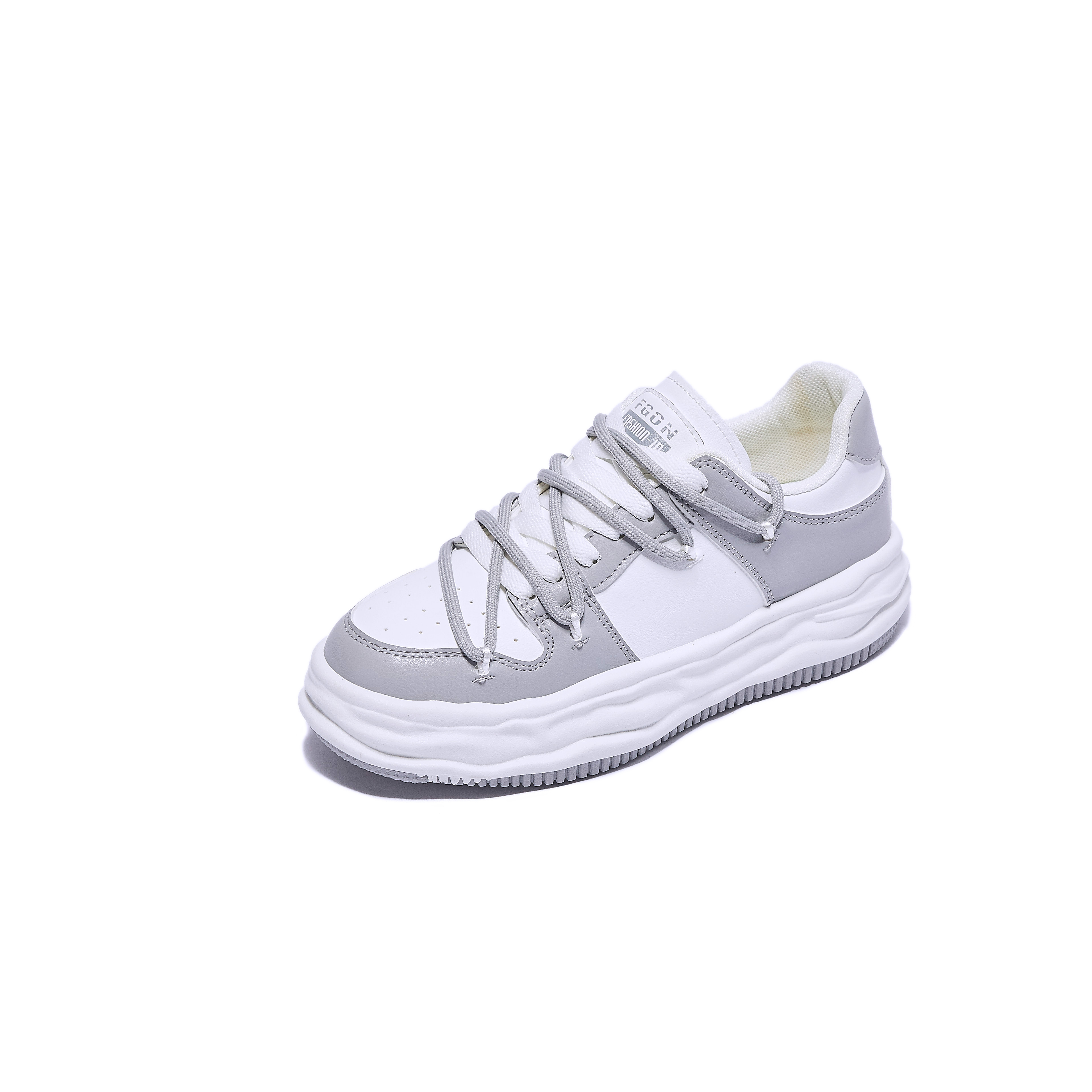 It is worth buying fashionable running sneakers with good breathability