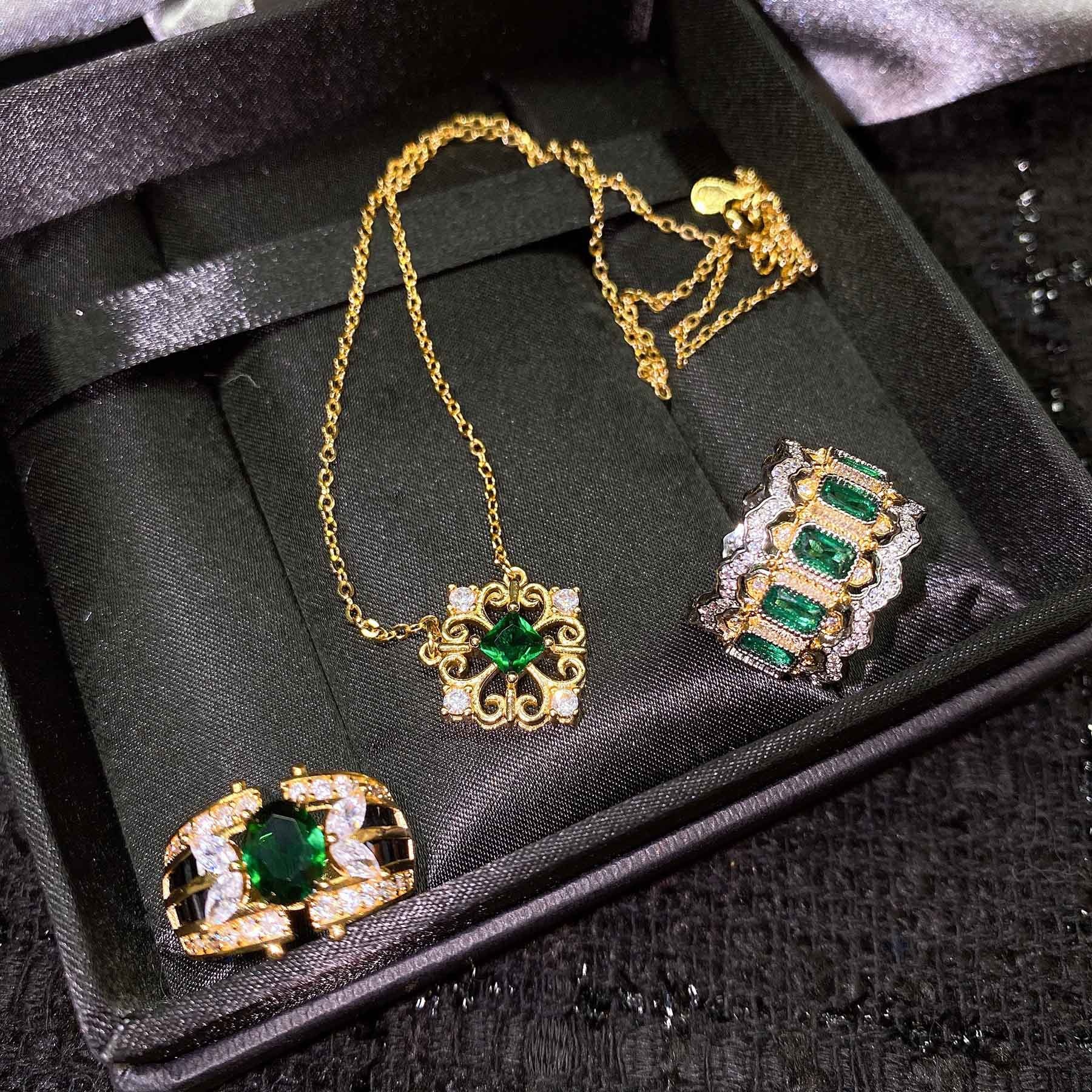 Vintage Emeralds Ring For Women Gold Jewelry Carved Flowers Finger Ring Female Charm Necklaces Jewelry Gift Party Ring