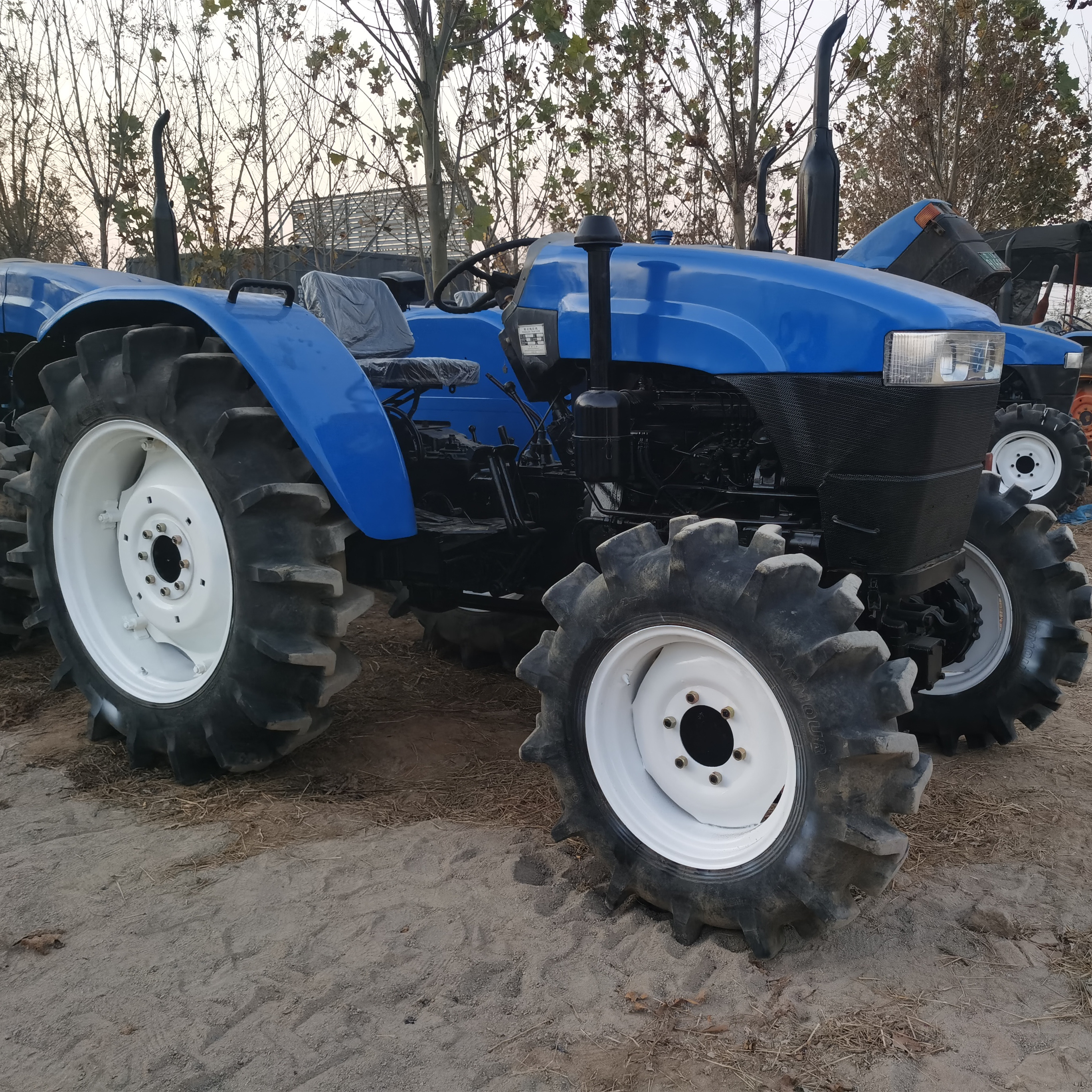 Сельскохозяйственный трактор New Holland SNH554
