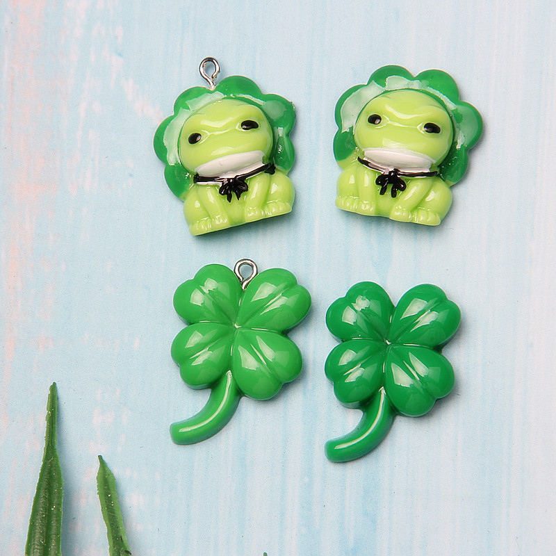 Бесплатная доставка Шарм кабошоны изделия из смолы Lucky Green Clover лягушка кулон ювелирные изделия аксессуар украшенные изделия из смолы орнамент