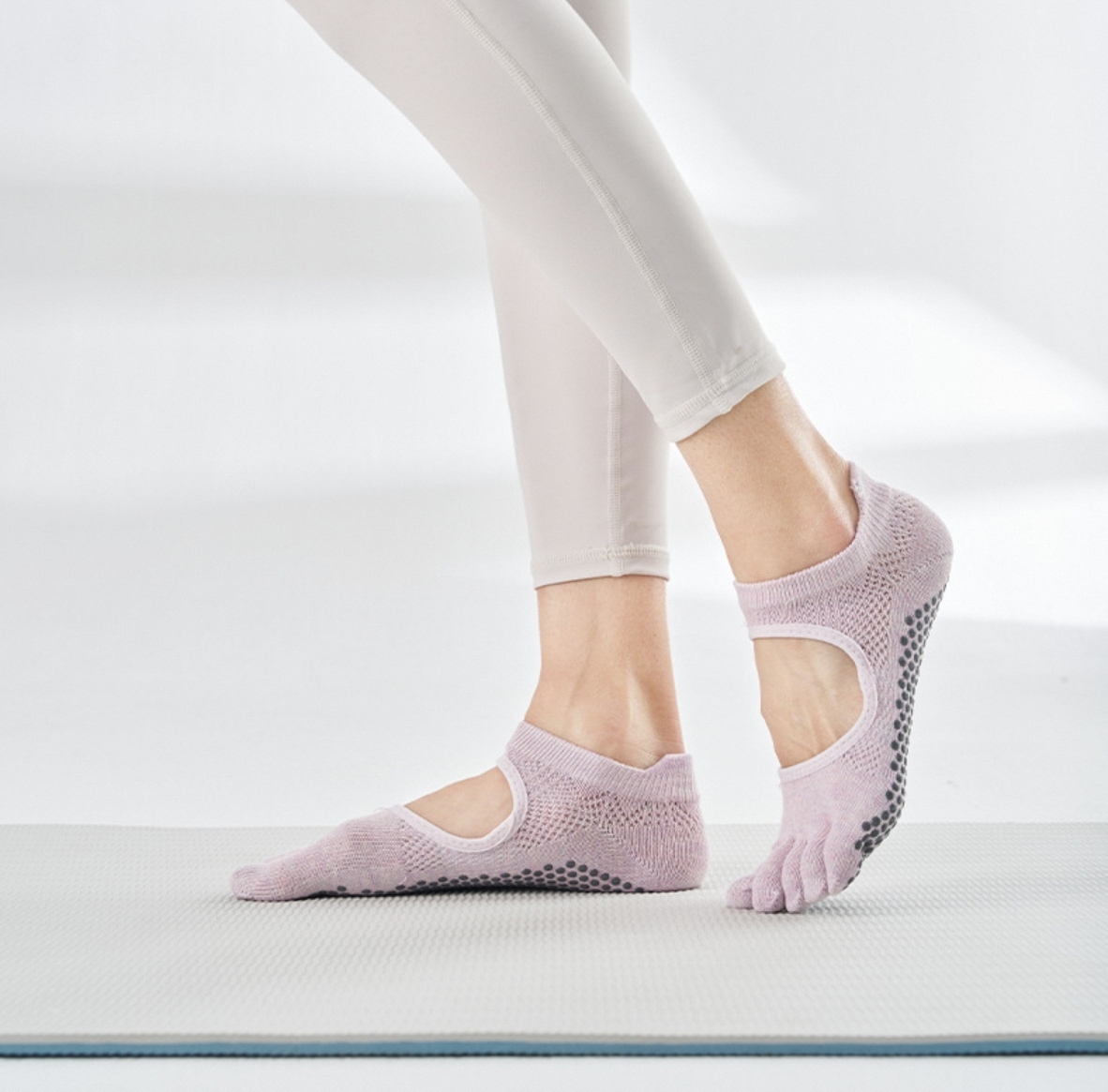 Wholesale Women's Knitted Anti-Slip 5 Finger Pilates Socks Split Toe Yoga Fitness Dance Socks with Bottom Logo