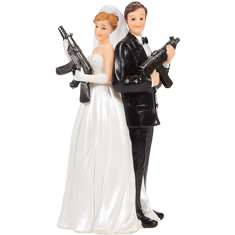 Custom design resin crafts decorations  bride and groom holding gun wedding cake toppers wholesale/