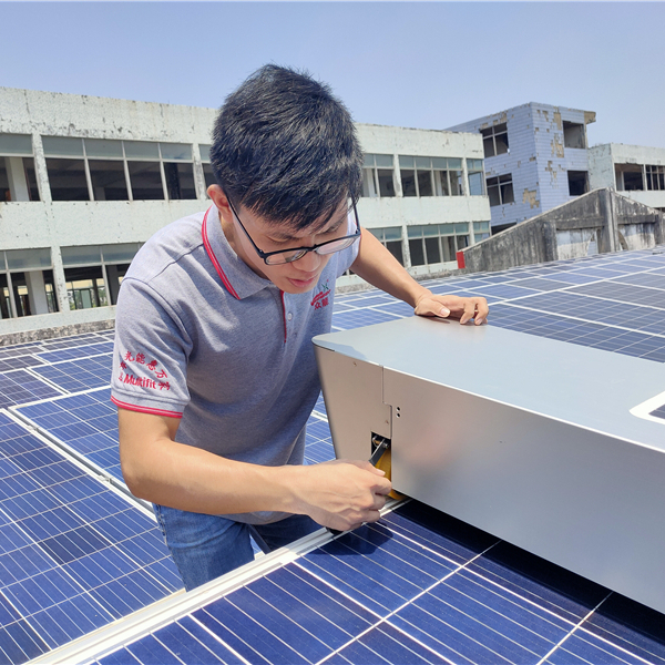 MULTIFIT High Automatic Rolling Robot Solar Module Rotate Cleaning Robot Solar Clean Machine For Solar Panel System