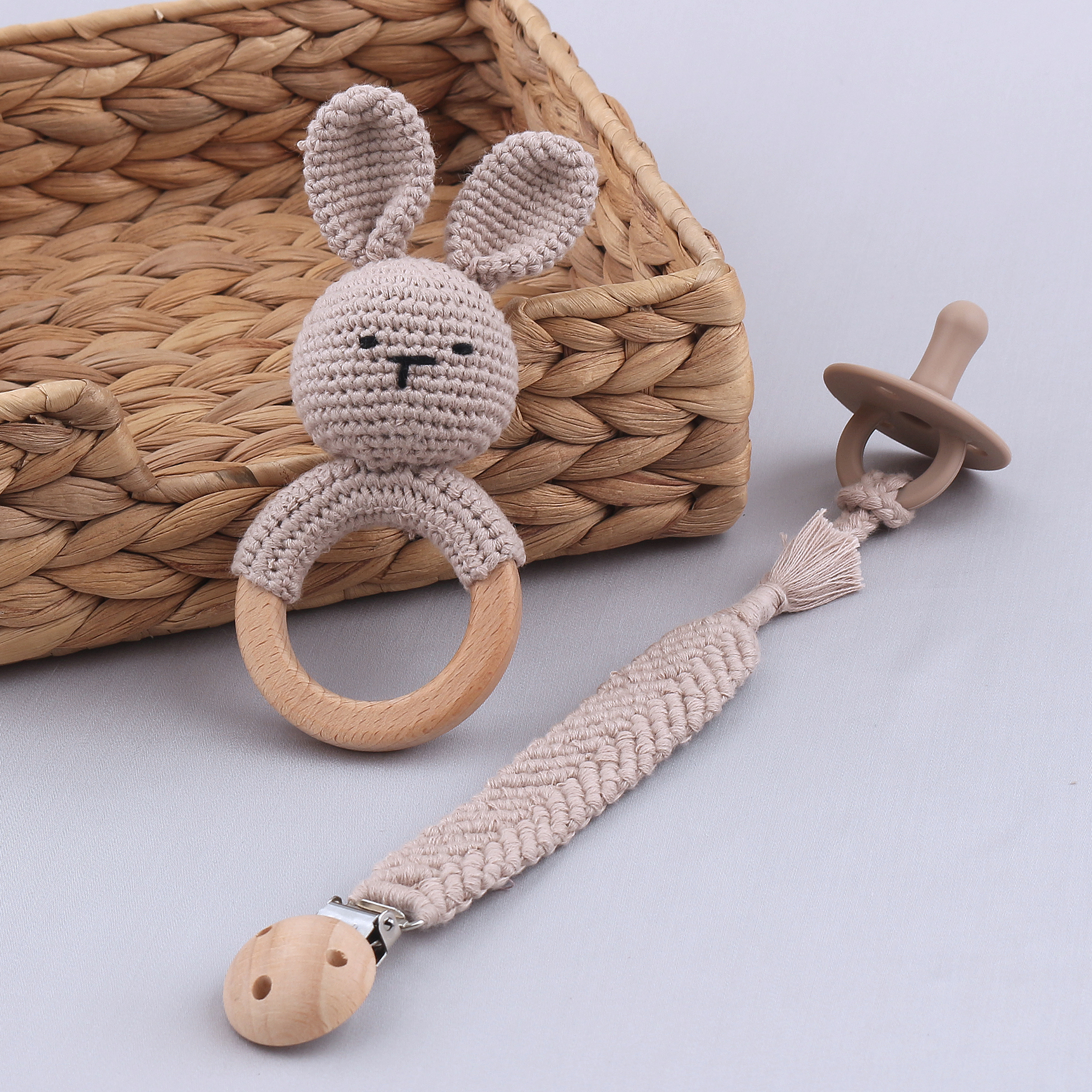 Pregnancy gift boxes for friends Baby rabbit gift set Hand-woven mixed color pacifier rope Pacifier dummy chain