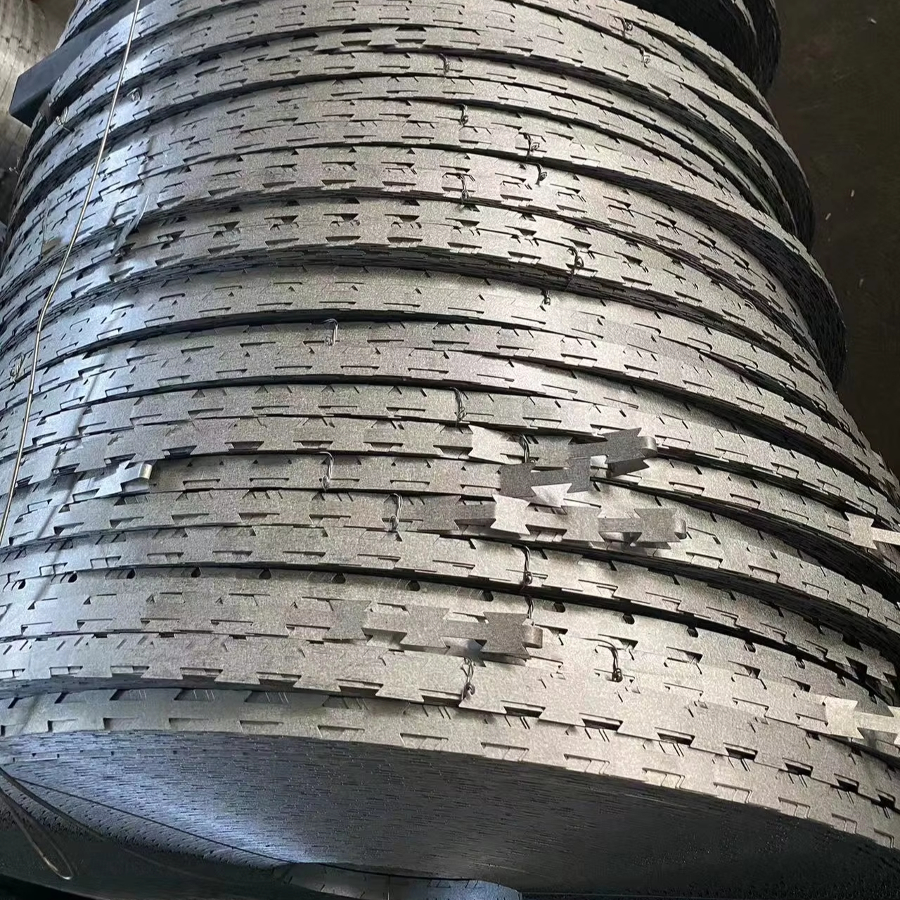 Factory direct sales wholesale blade barbed wire fence prison fence farm fence