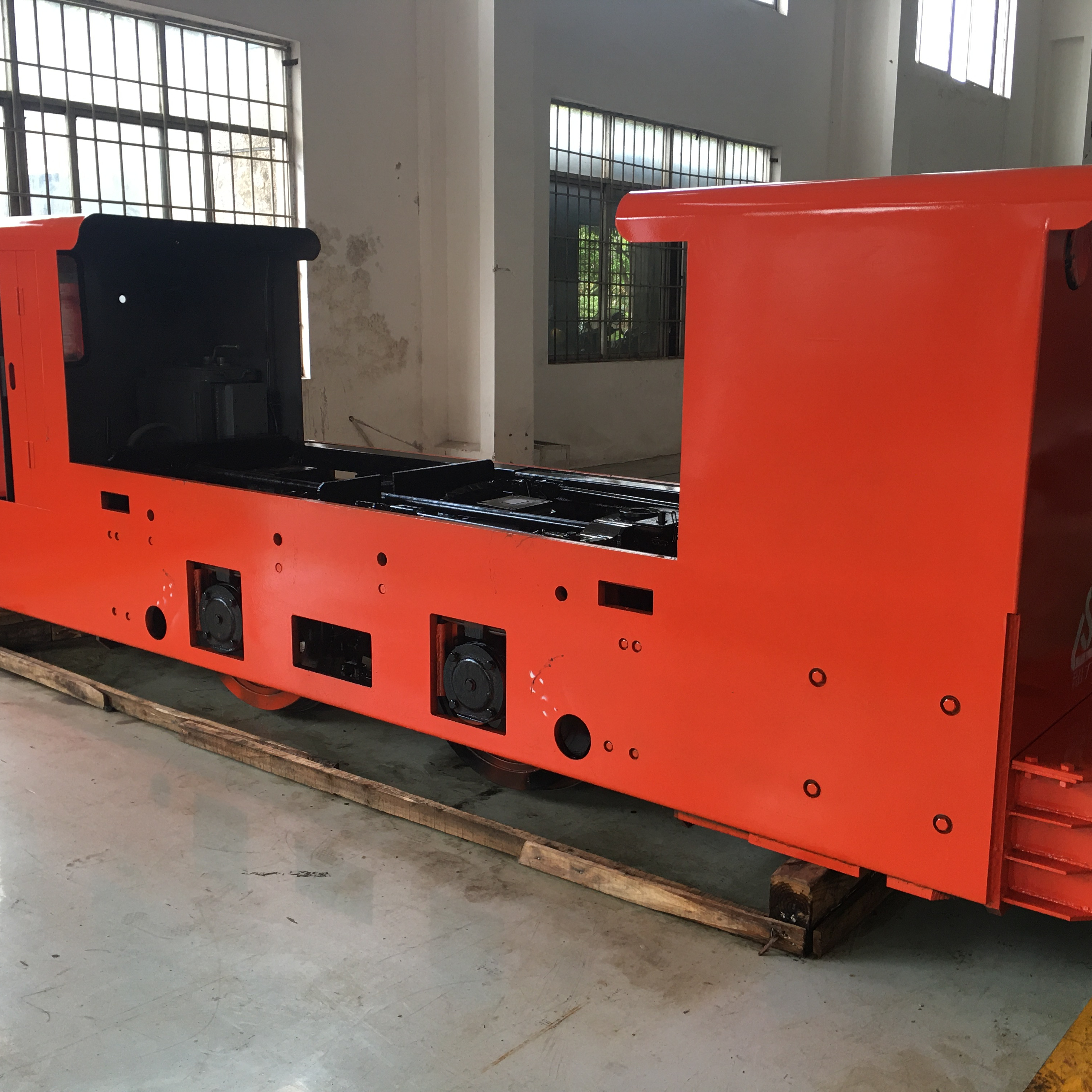 Factory sale 8 Tonne Two Cabs Accumulator Locomotive for mining and tunnel transportation
