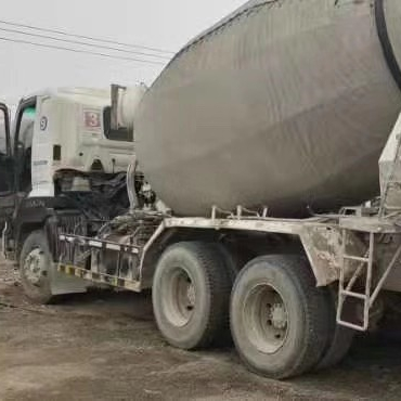 Грузовик-смеситель Hino 700, недорогие б/у грузовики-Смесители