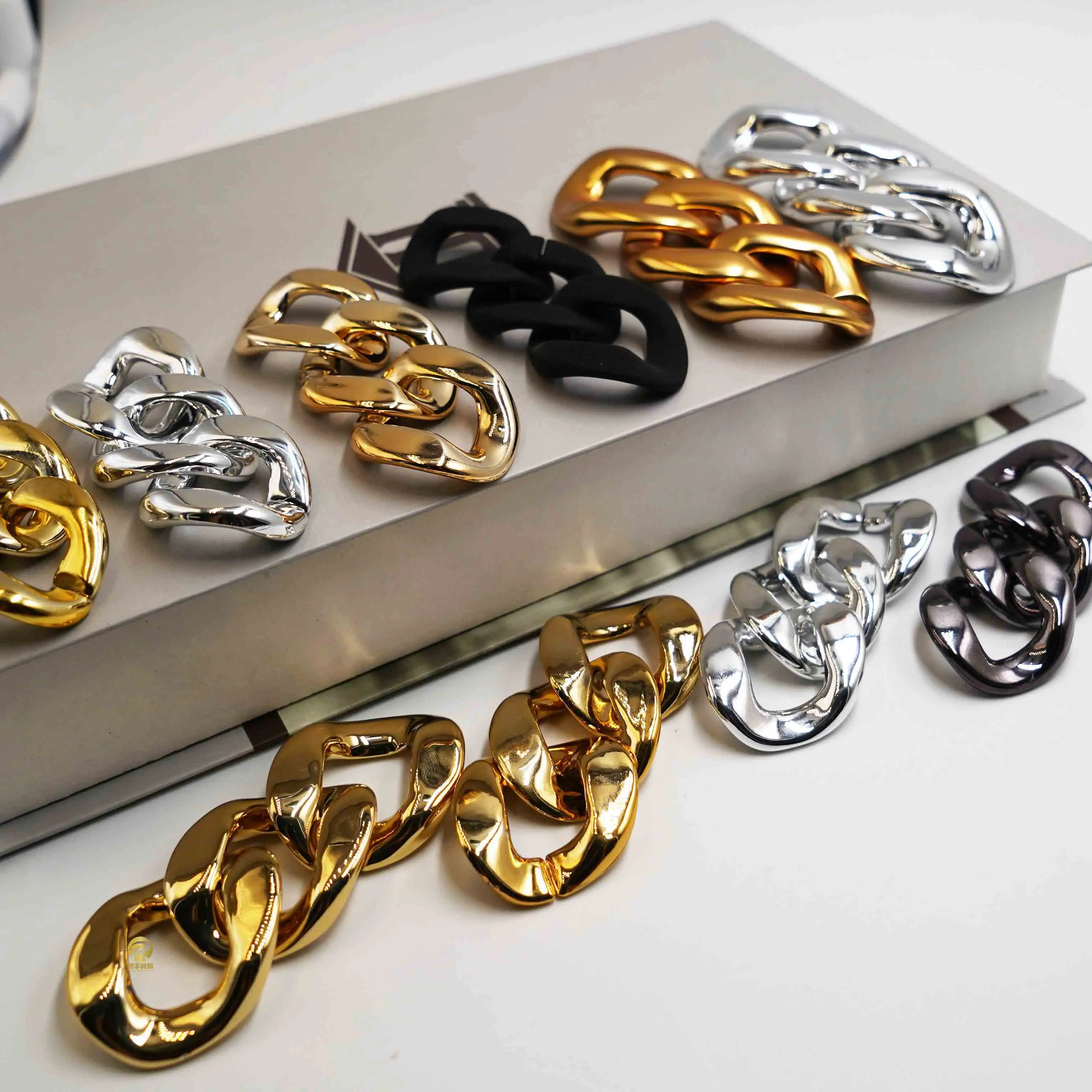 Wholesale Shoes Decoration Accessories Plastic Link Chain Gold Buckle With Rhinestone.