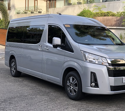 15 местный довольно используемый мини-автобус Toyota Hiace