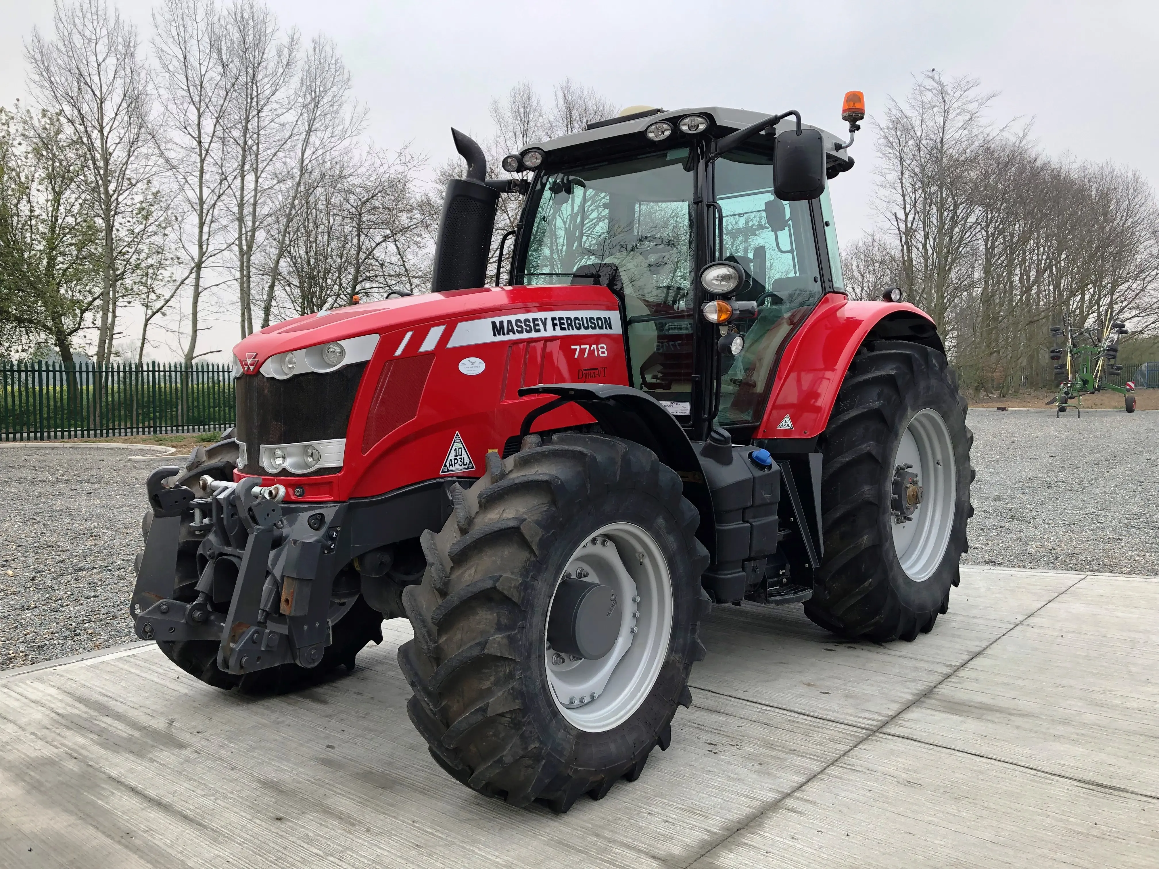 Дешевый трактор Massey Ferguson MF 260, MF 365 4WD, MF 375 4WD