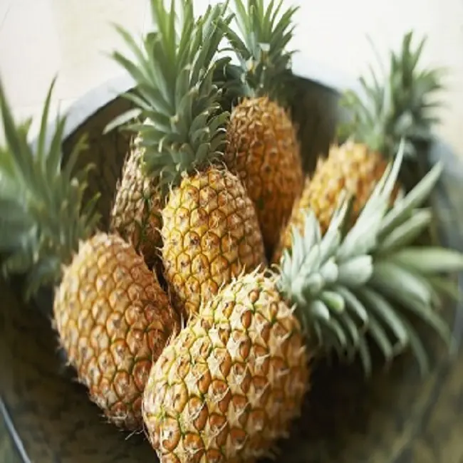FRESH WHOLE PINEAPPLE FOR SALE