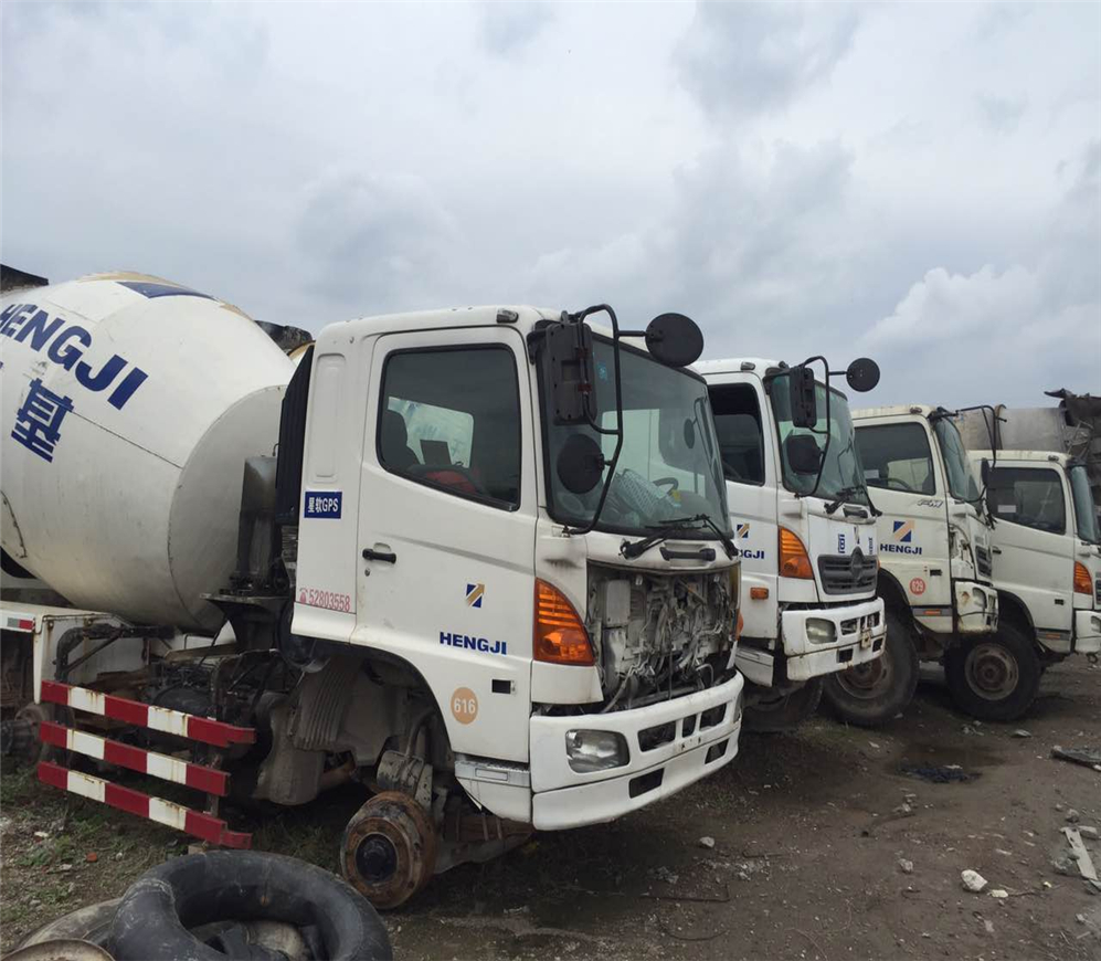 Б/у Бетономешалка HINO хорошего качества для продажи