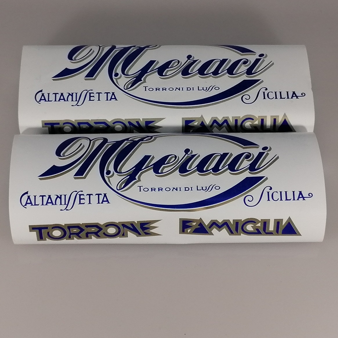 Итальянские традиционные продукта Nougat Умберто Nougat-миндаля и меда на Рассыпчатая сладкий шоколад покрытые