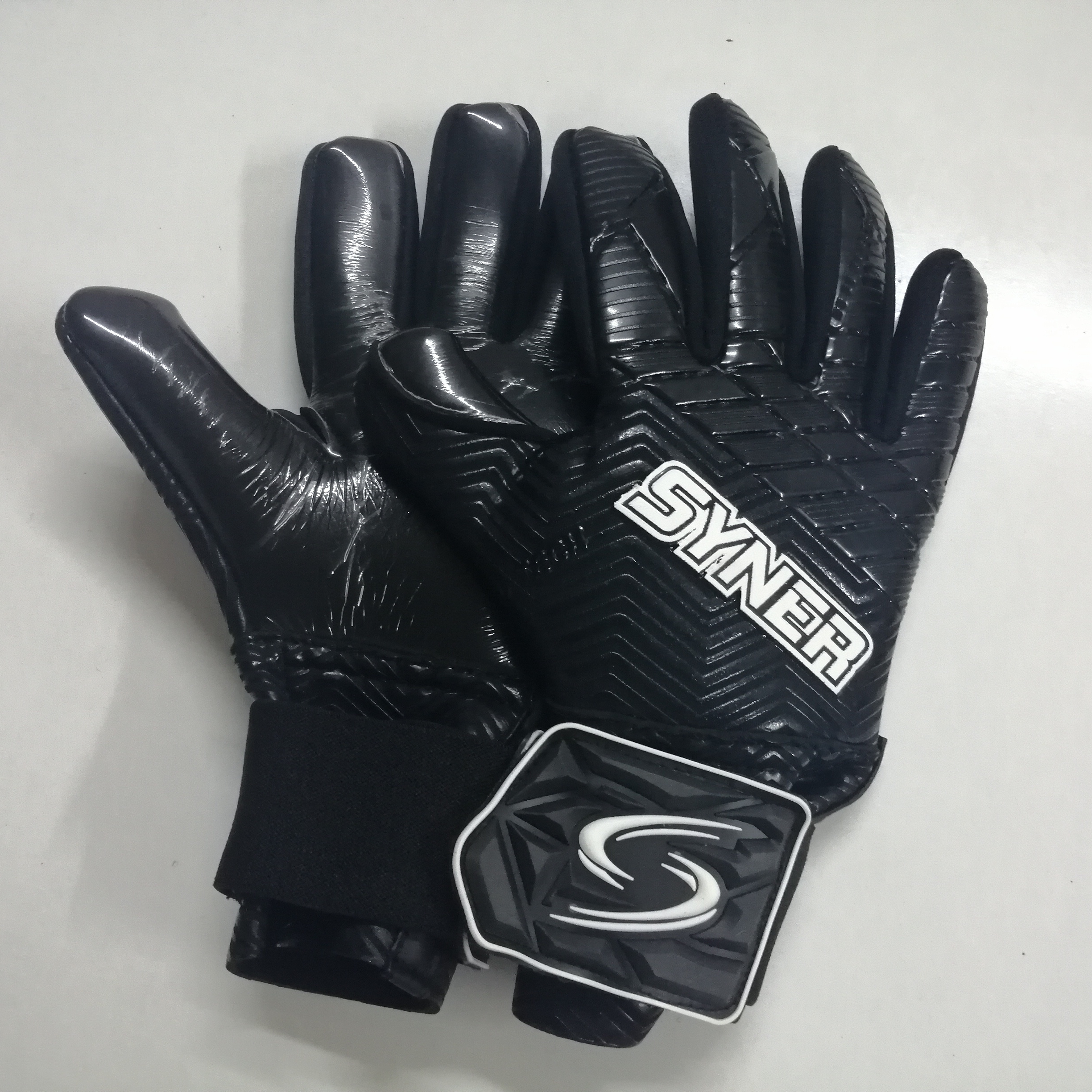 Syner Black 2020 Custom Goalkeeper Gloves Professional range design your own comfortable hand protection goalie gloves