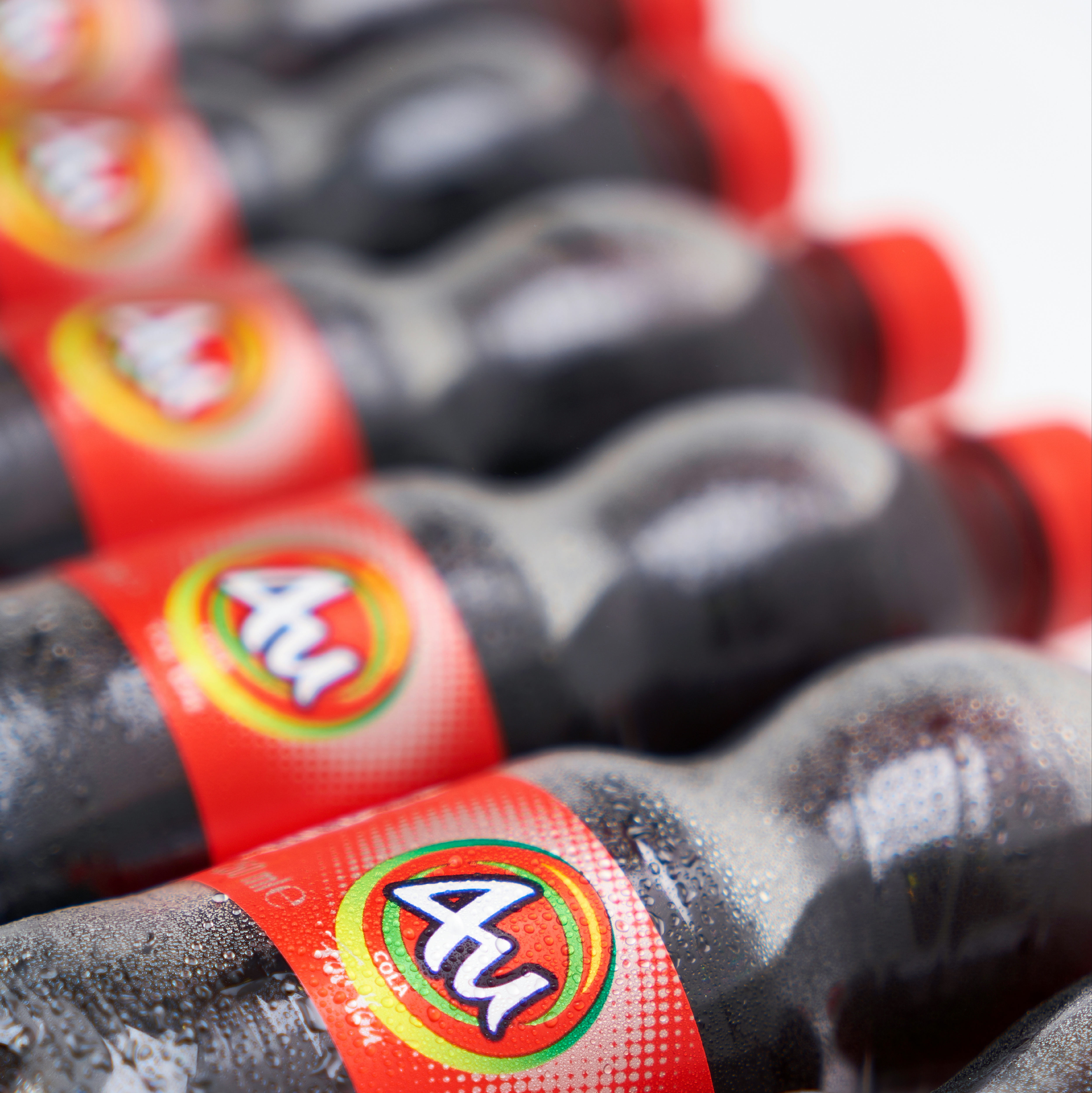 Cola Carbonated Beverage 4U Cola 250 mL Cold Halal Non Alcoholic Fresh Sparkling Cold Beverage Carbonated Soft Drinks
