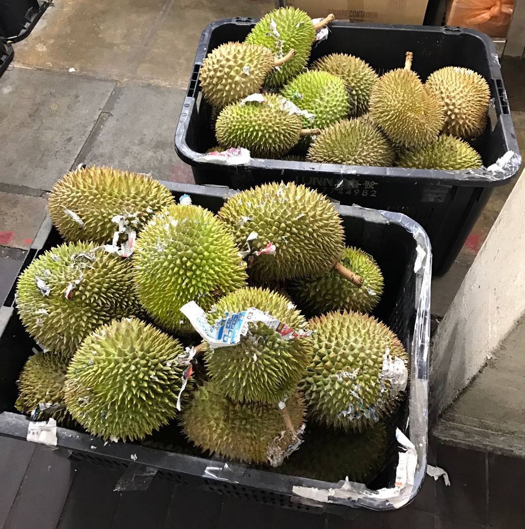 Доступные свежие фрукты Durians в продаже