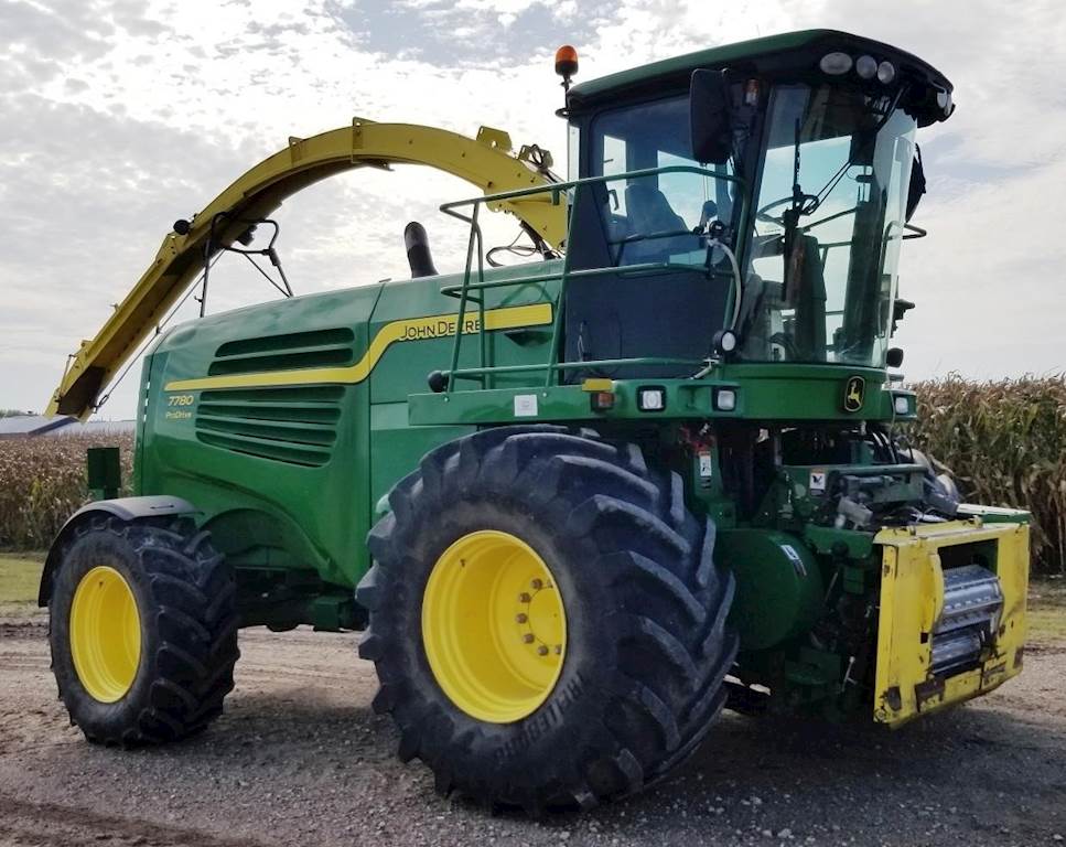 Новый и довольно используемый комбайн John Deer