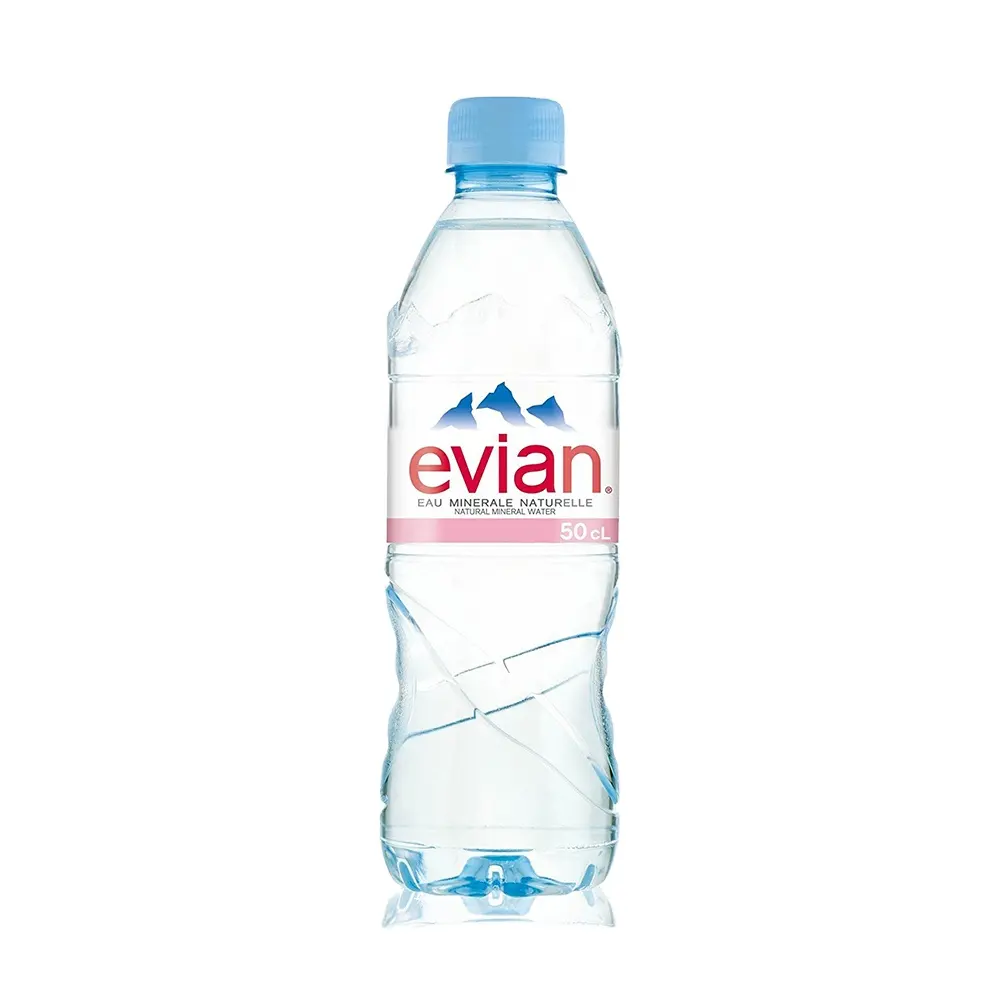 Маленькая бутылка минеральной воды Evian