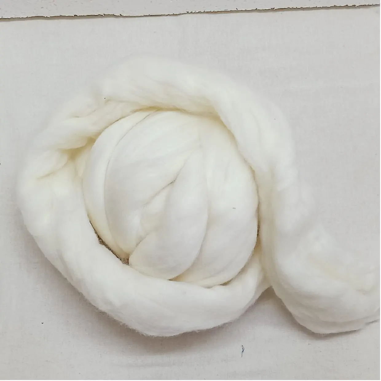 Серебристая натуральная белая мериносовая шерсть подходит для игловальных мастеров, изготовленных из 100% мериносовой шерсти