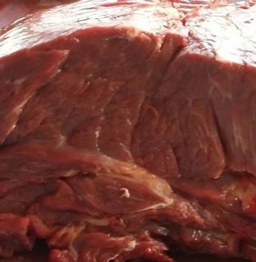 Хорошо обработанное вкусное мясо лошади на продажу
