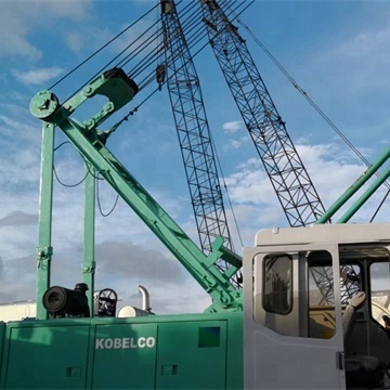 Подержанный Kobelco гусеничный кран 7055,55 тонн на продажу