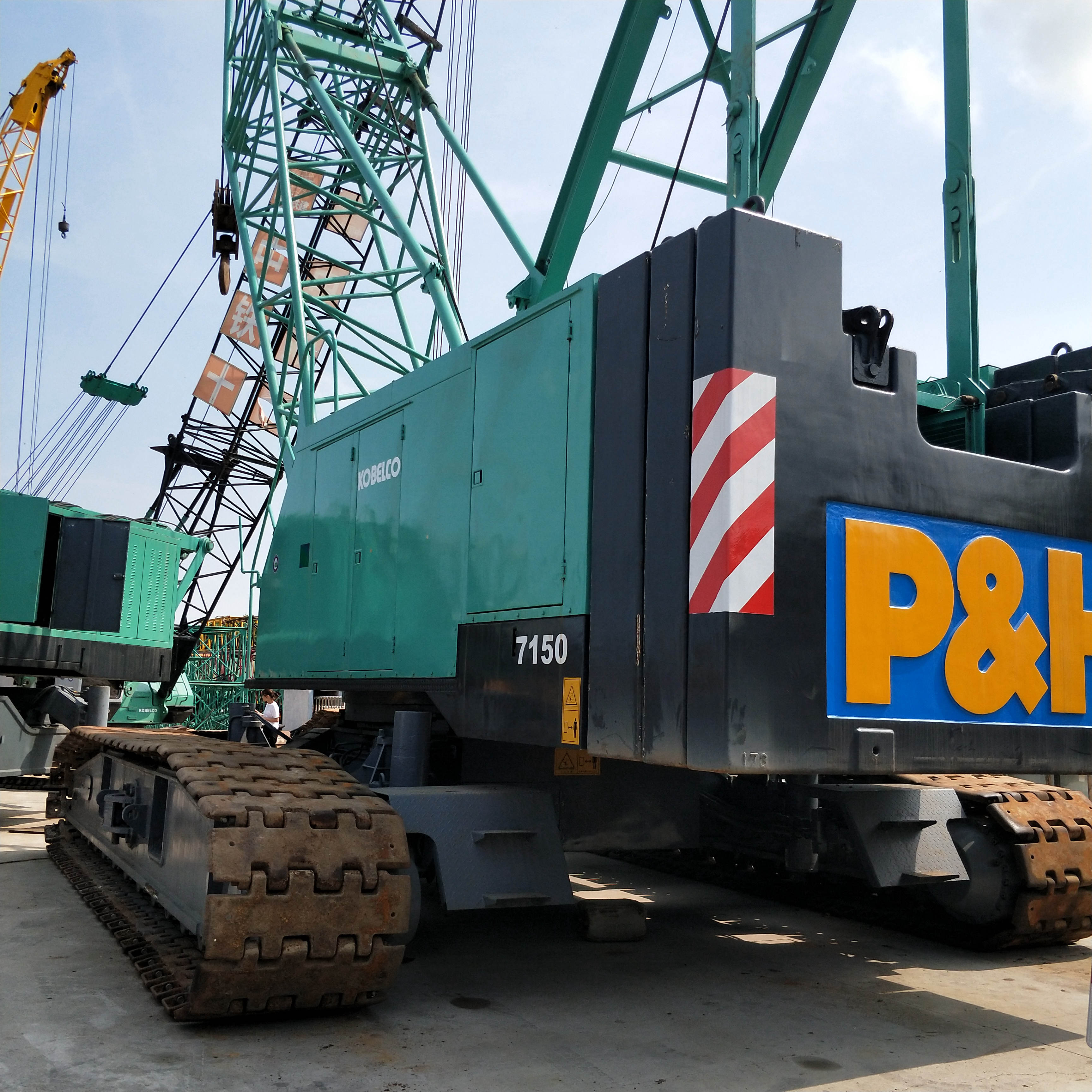 Грузовой кран Kobelco 150 7150 тонн по зачаянной цене/б/у кран KOBELCO 7150 гусеничный кран с отличной производительностью