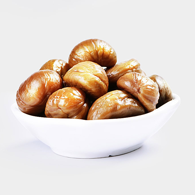 Вкусные каштаны, закуски, еда, органические очищенные запеченные каштаны, готовые к употреблению