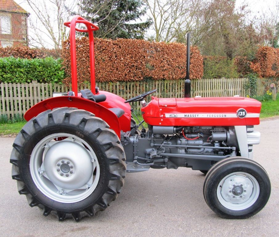 Восстановленный, довольно использованный MASSEY FERGUSON 135