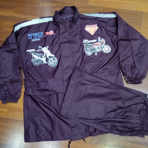 MEN'S 100% RAINCOAT IN TAFFETA 180-190T INNER REBBERISHED WITH SEALING INSIDE WITH ADVERTISING STICKER PRINTED