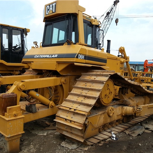 Low Price and Good Sale best working condition Japan D6H Crawler bulldozer D6 for sale