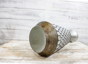 2022 New Design Vintage Metal Flower Vase features a tapered base a Tapered neck Honeycomb Pattem and Indentation