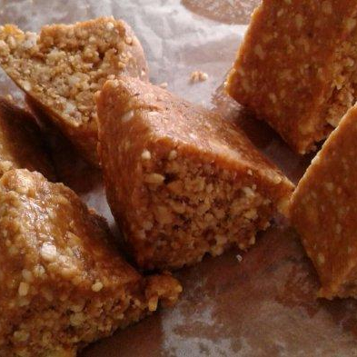 Традиционные сладкие конфеты в виде арахиса, вкусная хрустящая еда и закуска